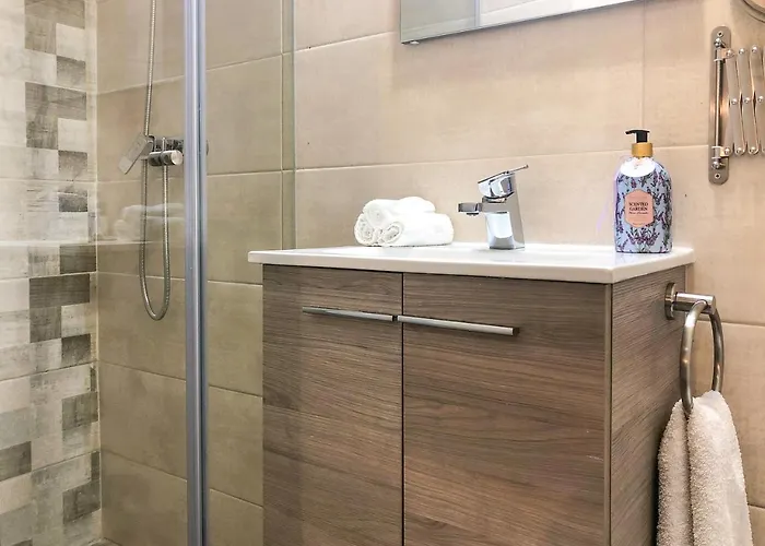 Golden • A/c - شقة